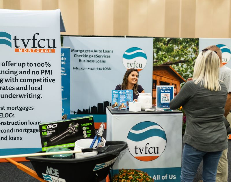 Homeowners and exhibitors at a Nationwide Expos home show, photo 4